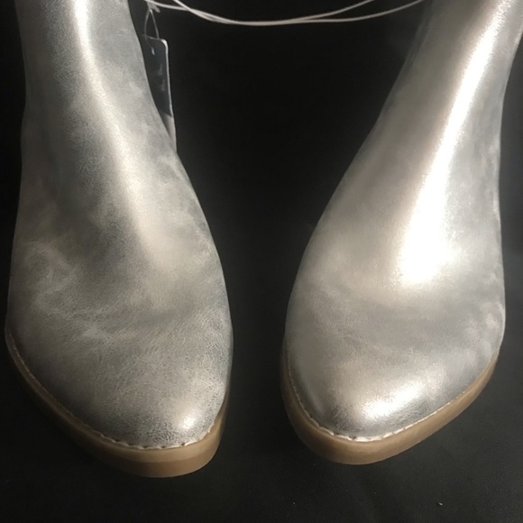 Universal Thread Malby Low Shaft Heeled Silver Boot SIZE 8.5 - Picture 3 of 9